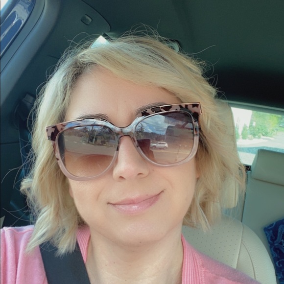 Meet your Posher, Laura
Feel free to make offers ! - Picture 3 of 3